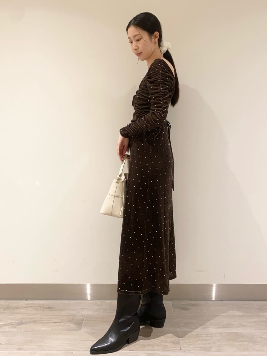 ブラック系のパンプス、その他のワンピース、ホワイト系のハンドバッグを着用したレディースの冬コーディネートの5枚目の写真