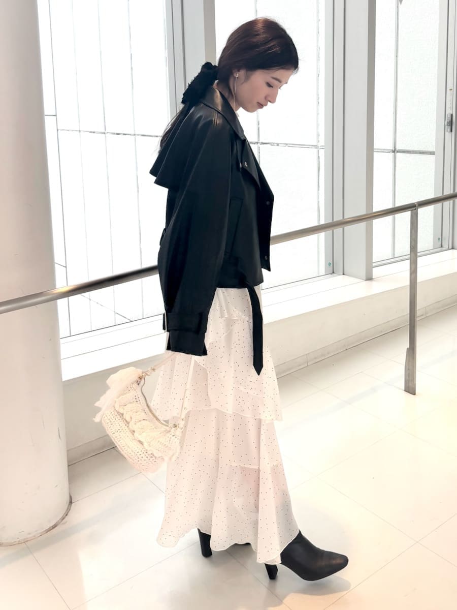 ブラック系のブーツ、その他のワンピース、ブラック系のトレンチコートを着用したレディースの冬コーディネートの3枚目の写真