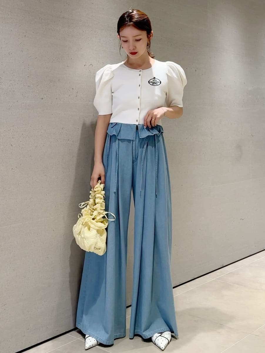 ブルー系のその他パンツ、ホワイト系のカーディガン/ボレロ、その他のパンプスを着用したレディースの春コーディネートの4枚目の写真