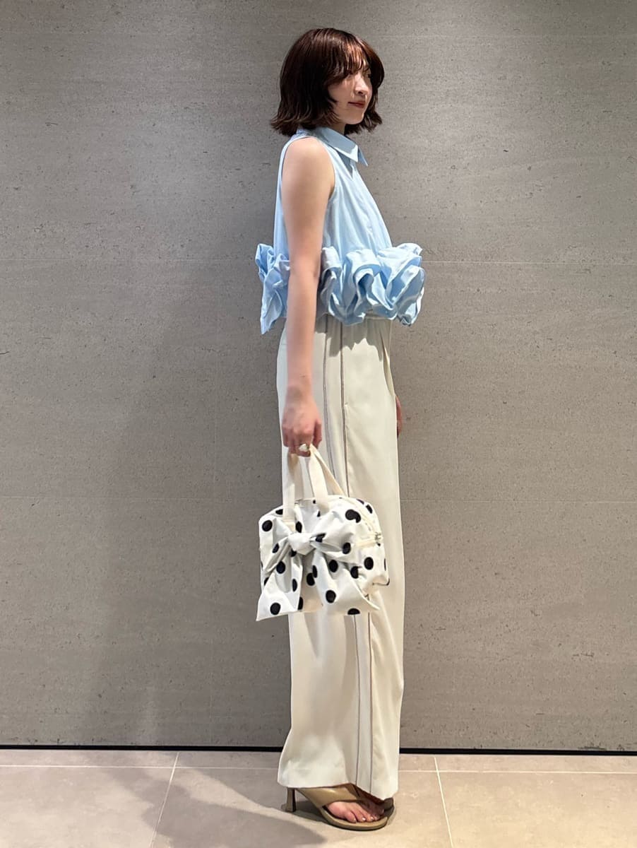 ホワイト系のその他パンツ、ブルー系のシャツ/ブラウス、ホワイト系のショルダーバッグを着用したレディースの夏コーディネートの2枚目の写真