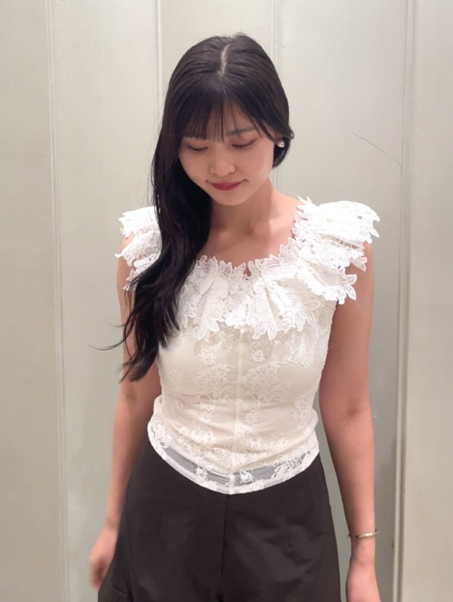 シルバー系のショルダーバッグ、ブラウン系のその他パンツ、ホワイト系のTシャツ/カットソーを着用したレディースの夏コーディネートの8枚目の写真