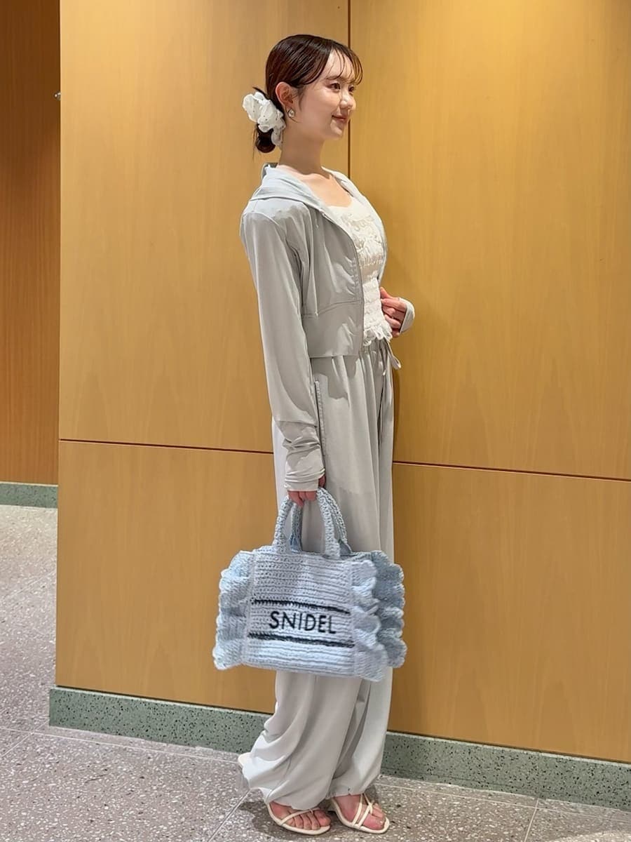 シルバー系のその他パンツ、ホワイト系のシャツ/ブラウス、シルバー系のパーカーを着用したレディースの春コーディネートの2枚目の写真