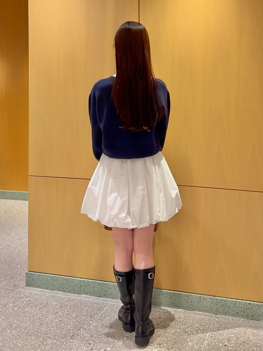 ホワイト系のその他パンツ、ブルー系のニット/セーター、イエロー系のボストンバッグを着用したレディースの冬コーディネートの4枚目の写真