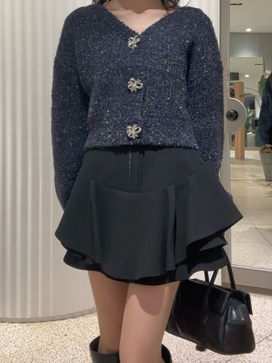 ブルー系のカーディガン/ボレロ、ブラック系のその他パンツ、ブラック系のブーツを着用したレディースの秋コーディネートの5枚目の写真