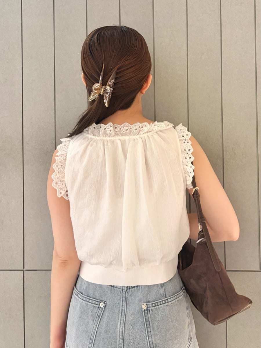 ブルー系のデニムパンツ、ホワイト系のシャツ/ブラウス、ブラウン系のショルダーバッグを着用したレディースの夏コーディネートの5枚目の写真