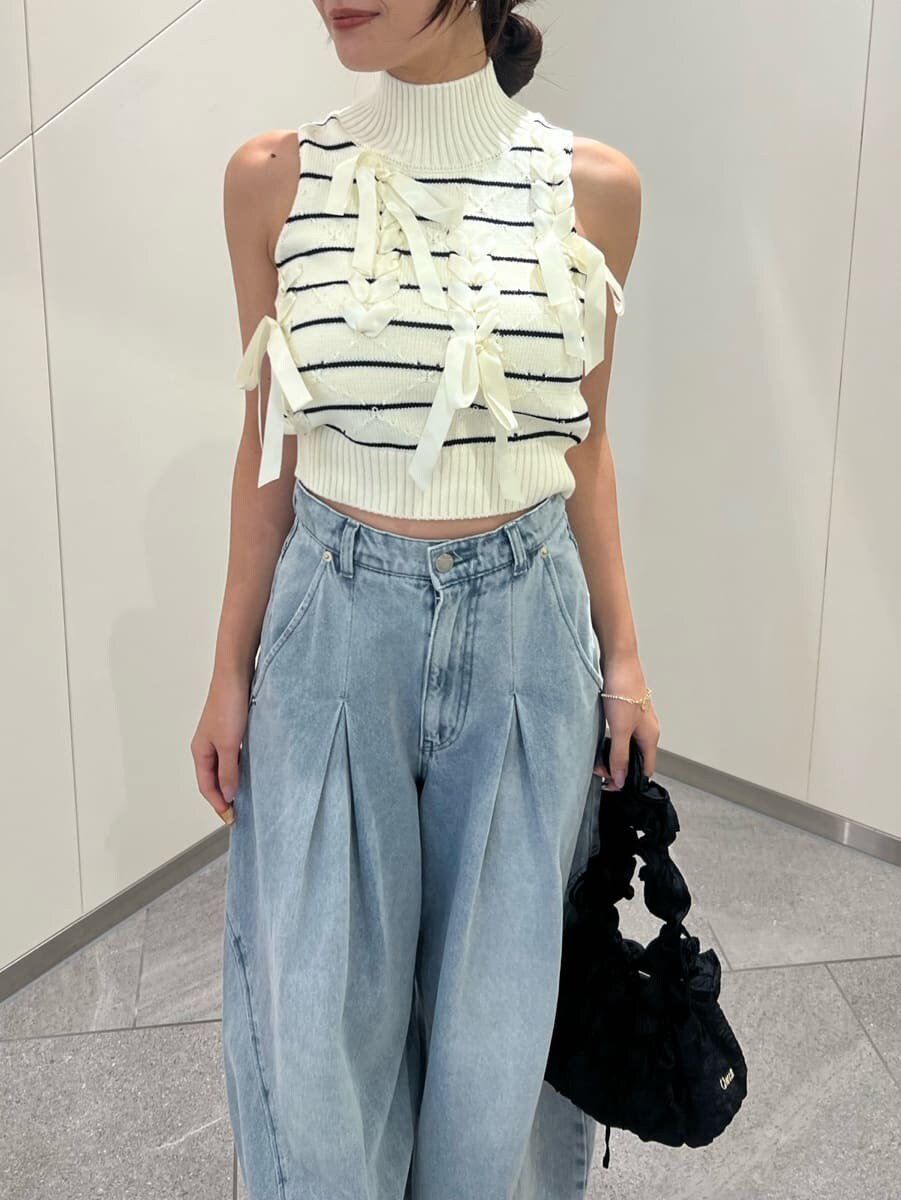 ホワイト系のサンダル、ブルー系のデニムパンツ、その他のニット/セーターを着用したレディースの夏コーディネートの4枚目の写真