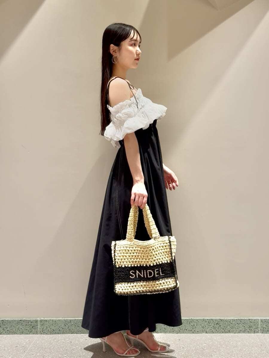 スモッキングキャミワンピースを使った人気ファッションコーディネート