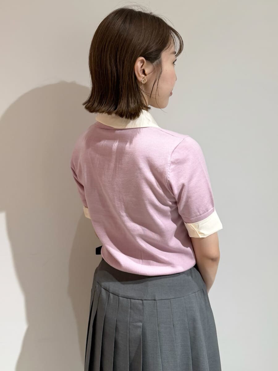 イエロー系のボストンバッグ、ピンク系のニット/セーター、グレー系のスカートを着用したレディースの夏コーディネートの7枚目の写真