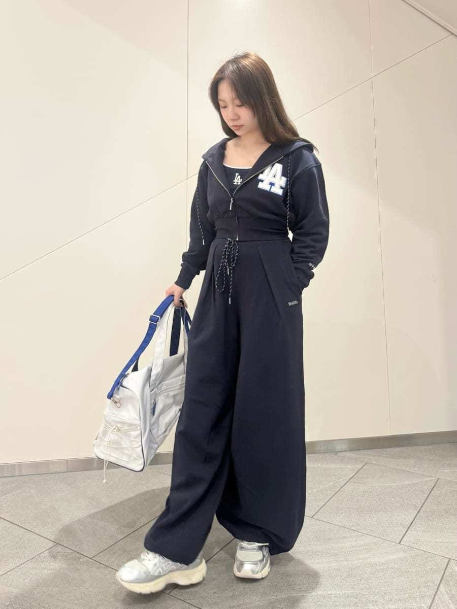 ブルー系のその他パンツ、ブルー系のパーカー、ブルー系のキャミソールを着用したレディースの春コーディネートの5枚目の写真