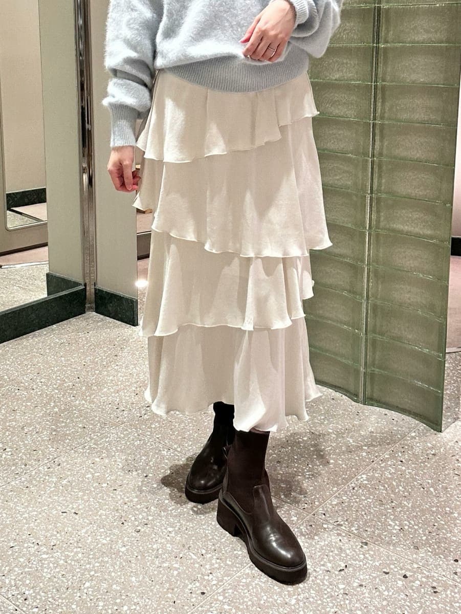 ブルー系のニット/セーター、ホワイト系のスカートを着用したレディースの秋コーディネートの3枚目の写真