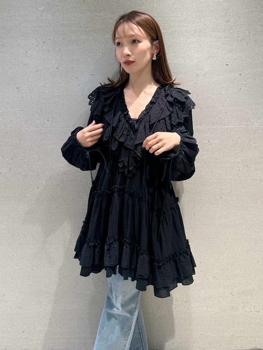 ブラック系のその他トップス、ブルー系のデニムパンツ、ブラック系のローファーを着用したレディースの春コーディネートの3枚目の写真