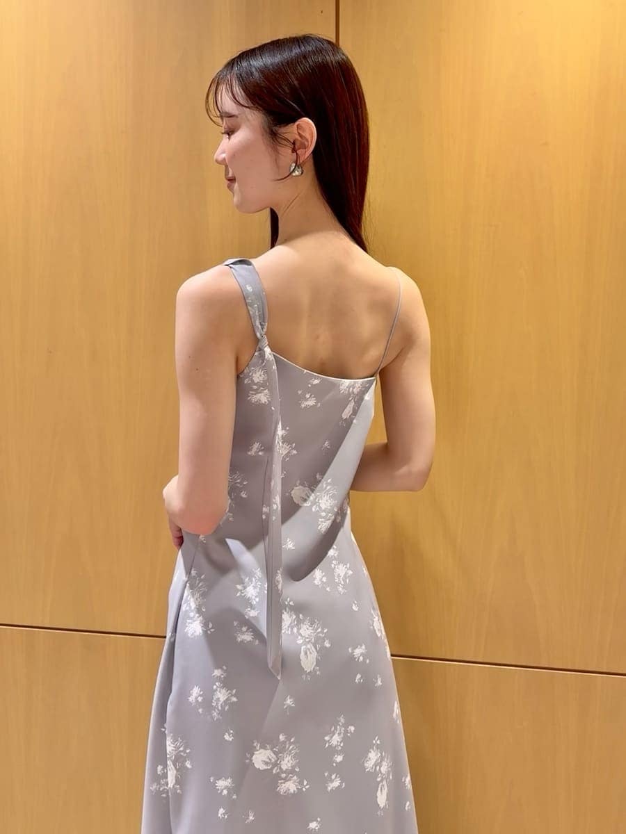 その他のワンピース、ブルー系のカーディガン/ボレロ、ブラック系のパンプスを着用したレディースの春コーディネートの7枚目の写真