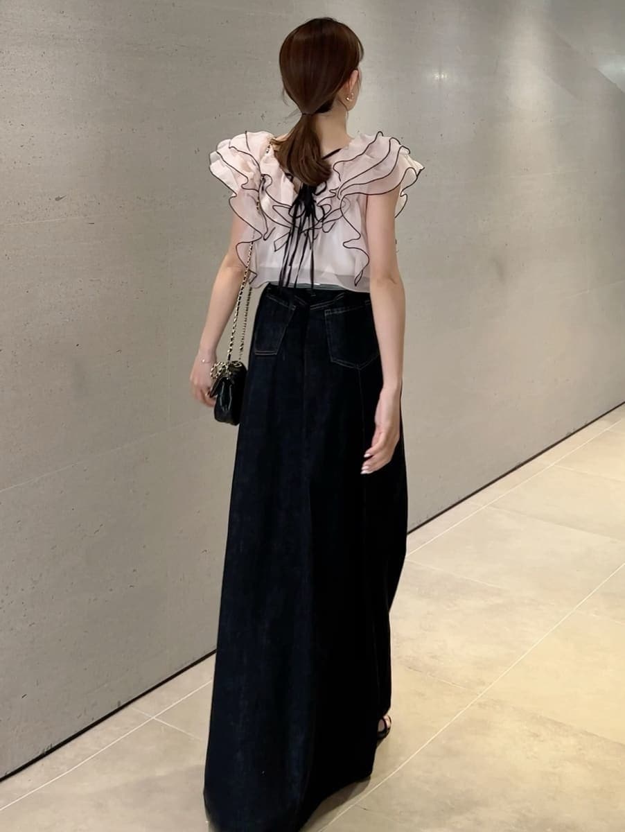 ベージュ系のシャツ/ブラウスを着用したレディースの春コーディネートの4枚目の写真