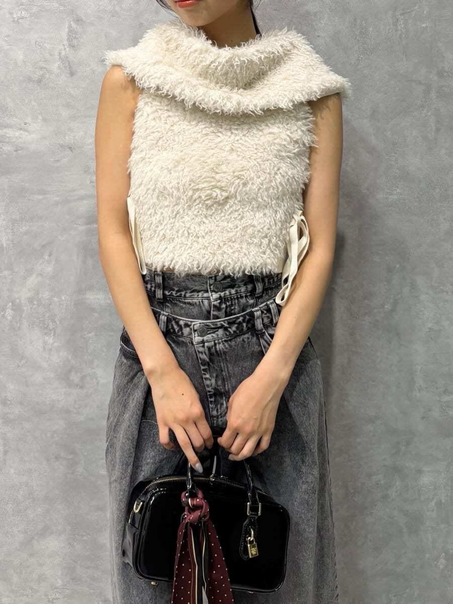 ホワイト系のニット/セーター、グレー系のデニムパンツ、ブラック系のブーツを着用したレディースの秋コーディネートの4枚目の写真