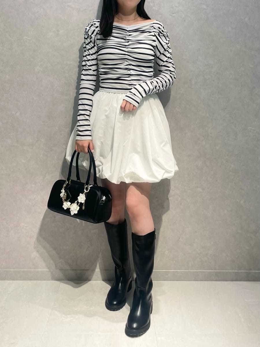 ベージュ系のブルゾン、ホワイト系のその他パンツ、その他のTシャツ/カットソーを着用したレディースの冬コーディネートの5枚目の写真