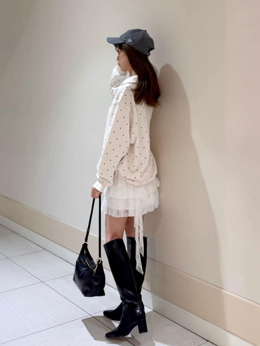ホワイト系のその他パンツ、その他のTシャツ/カットソー、ブラック系のブーツを着用したレディースの秋コーディネートの3枚目の写真