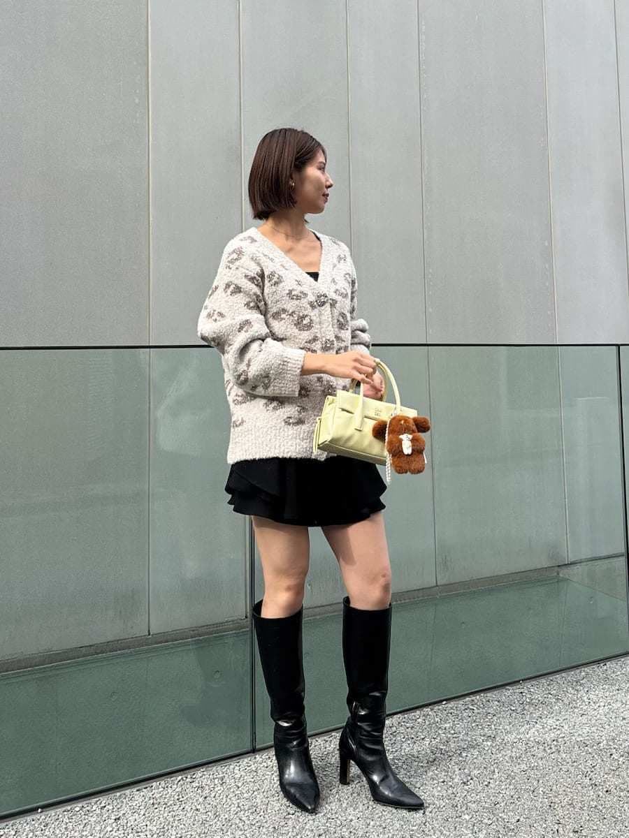 その他のカーディガン/ボレロ、ブラック系のその他パンツ、ブラック系のブーツを着用したレディースの秋コーディネートの2枚目の写真