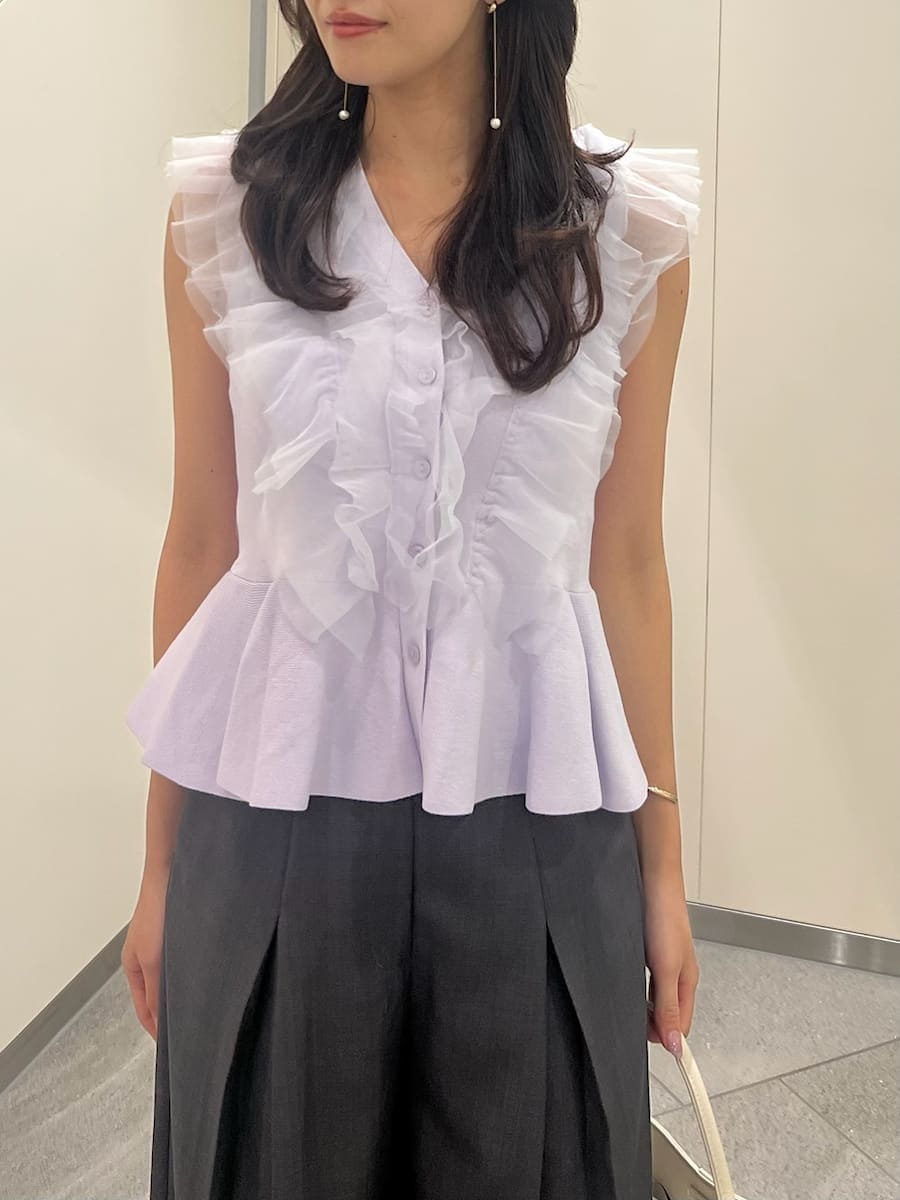ホワイト系のハンドバッグ、グレー系のその他パンツ、パープル系のニット/セーターを着用したレディースの夏コーディネートの5枚目の写真