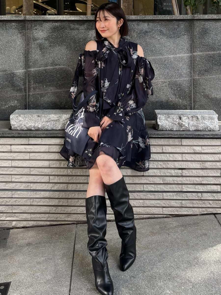 ブラック系のブーツ、ブルー系のワンピース、ブルー系のトートバッグを着用したレディースの冬コーディネートの7枚目の写真