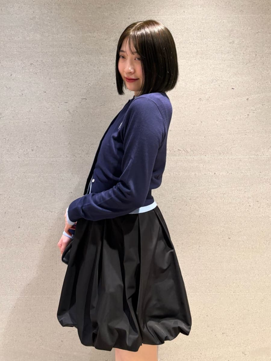 ブラック系のボストンバッグ、ブラック系のその他パンツ、ブルー系のカーディガン/ボレロを着用したレディースの冬コーディネートの7枚目の写真