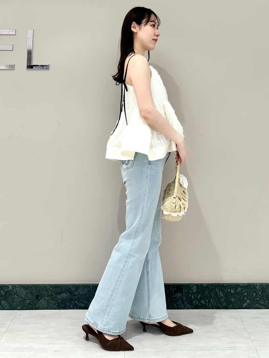 ブルー系のデニムパンツ、ホワイト系のその他トップス、ブラウン系のパンプスを着用したレディースの冬コーディネートの3枚目の写真