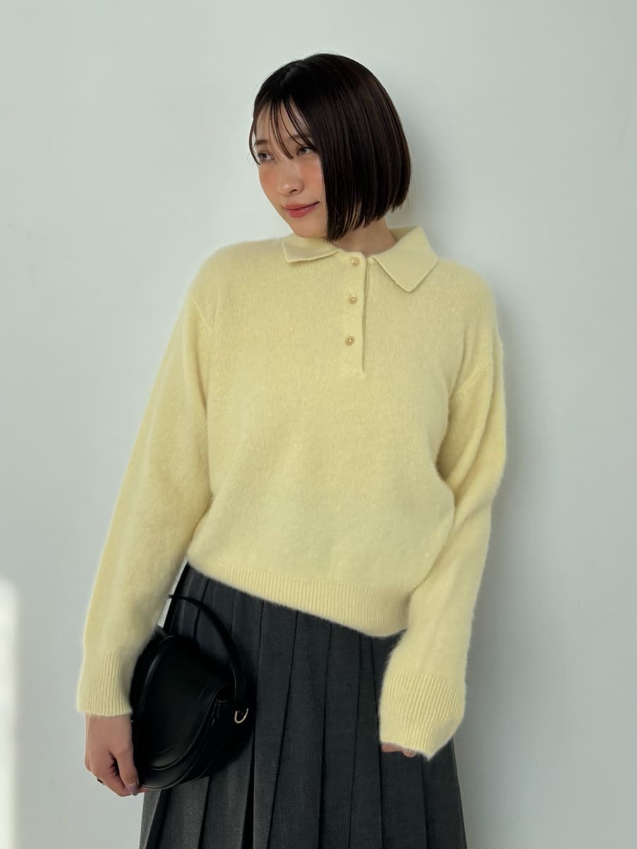 ブラック系のブーツ、ブラック系のハンドバッグ、イエロー系のニット/セーターを着用したレディースの秋コーディネートの8枚目の写真