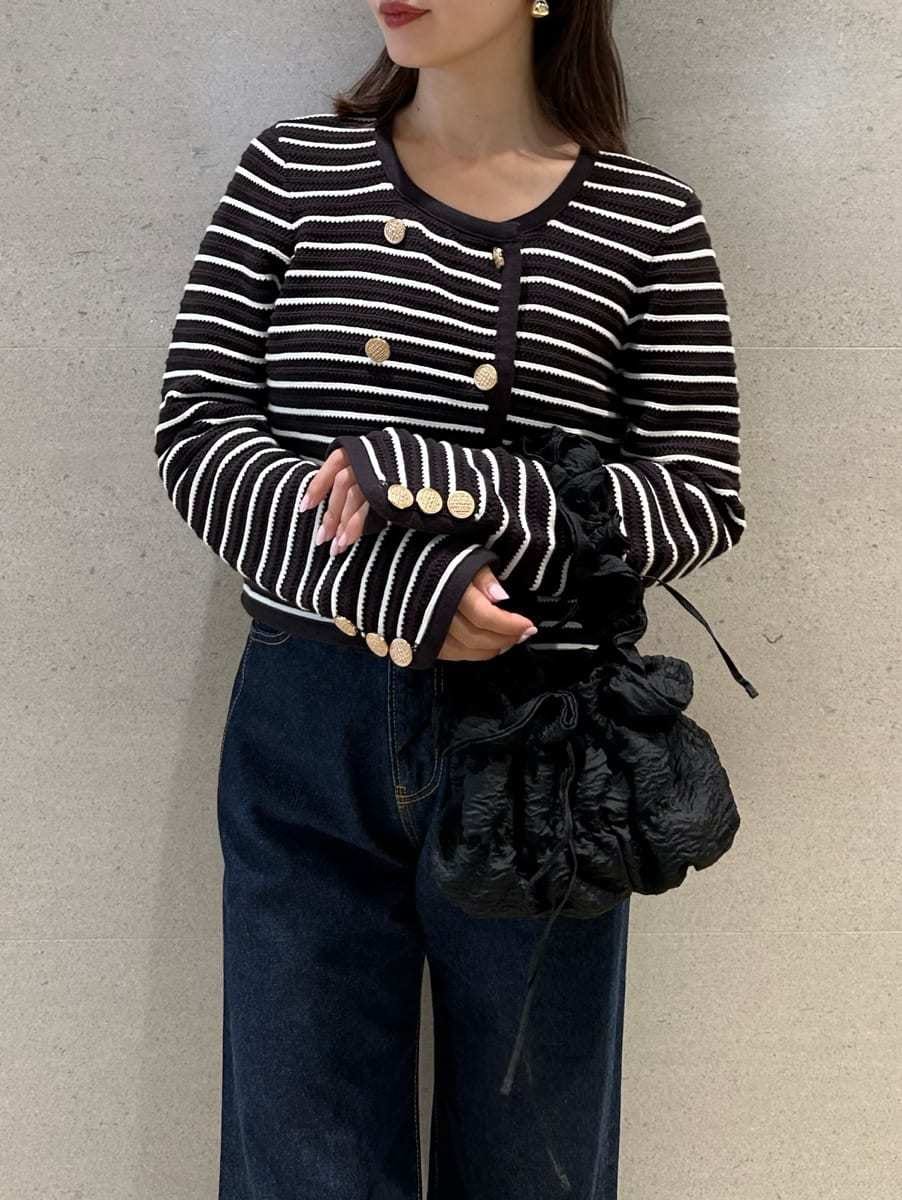 ブルー系のデニムパンツ、その他のノーカラージャケット、ゴールド系のピアス（両耳用）を着用したレディースの春コーディネートの3枚目の写真