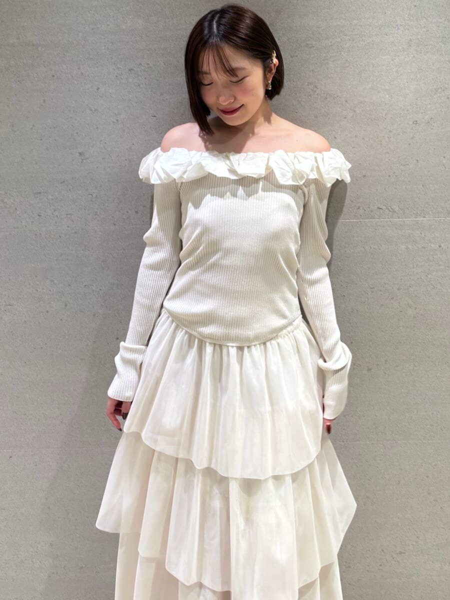 ホワイト系のスカート、ホワイト系のニット/セーターを着用したレディースの秋コーディネートの4枚目の写真