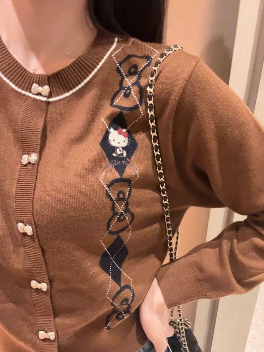 ブラウン系のカーディガン/ボレロ、ブルー系のデニムパンツ、ブラック系のショルダーバッグを着用したレディースの秋コーディネートの5枚目の写真