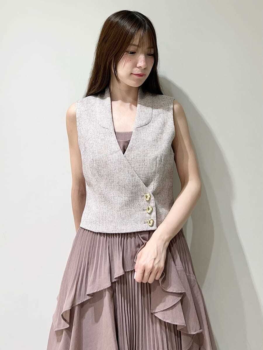 ピンク系のその他アウター、ブラウン系のワンピース、ホワイト系のサンダルを着用したレディースの夏コーディネートの3枚目の写真