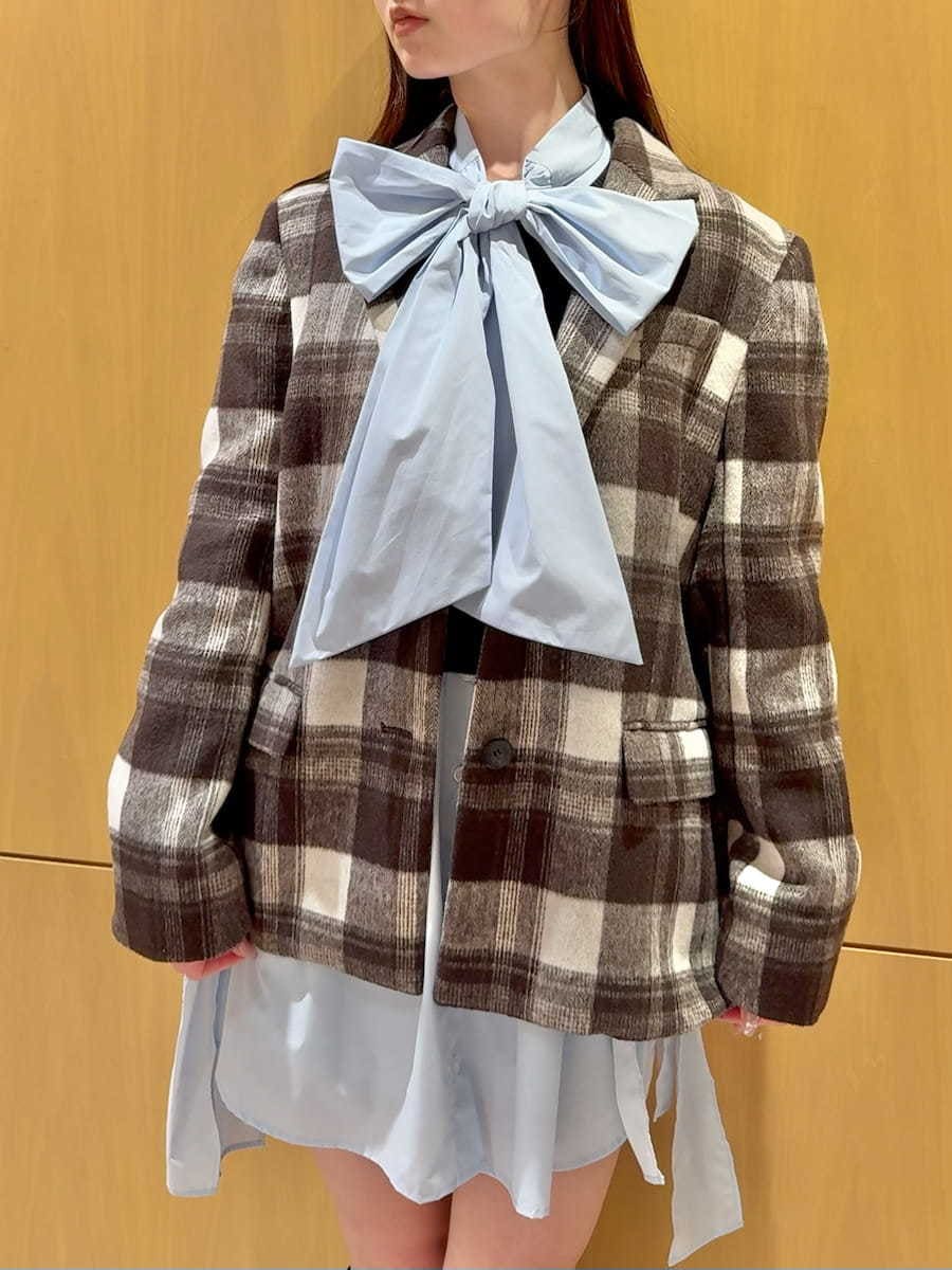 ブラック系のショルダーバッグ、その他のテーラードジャケット、ブルー系のその他トップスを着用したレディースの秋コーディネートの6枚目の写真