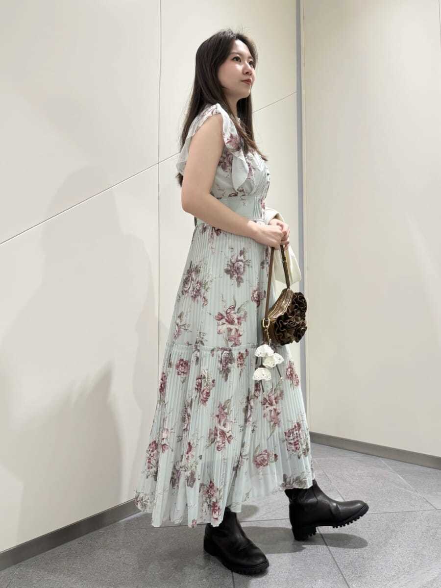 グリーン系のワンピースを着用したレディースの春コーディネートの4枚目の写真