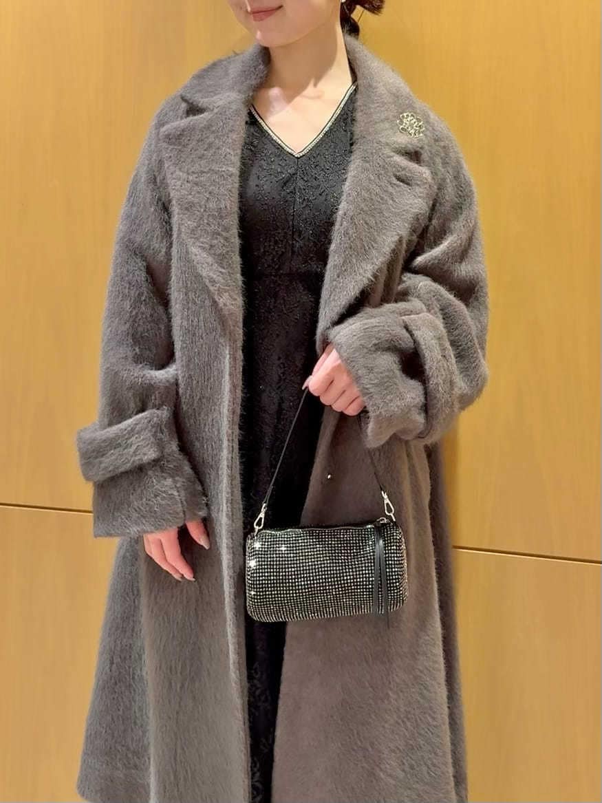 グレー系のチェスターコートを着用したレディースの冬コーディネートの5枚目の写真