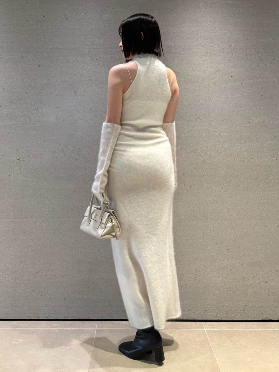 ホワイト系のワンピース、ホワイト系のボストンバッグを着用したレディースの冬コーディネートの4枚目の写真