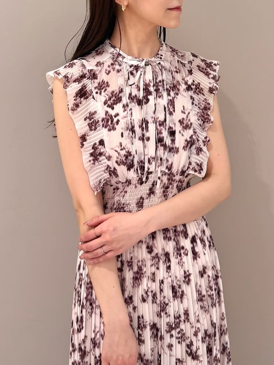 ピンク系のワンピース、グレー系のテーラードジャケット、ブラウン系のパンプスを着用したレディースの冬コーディネートの7枚目の写真