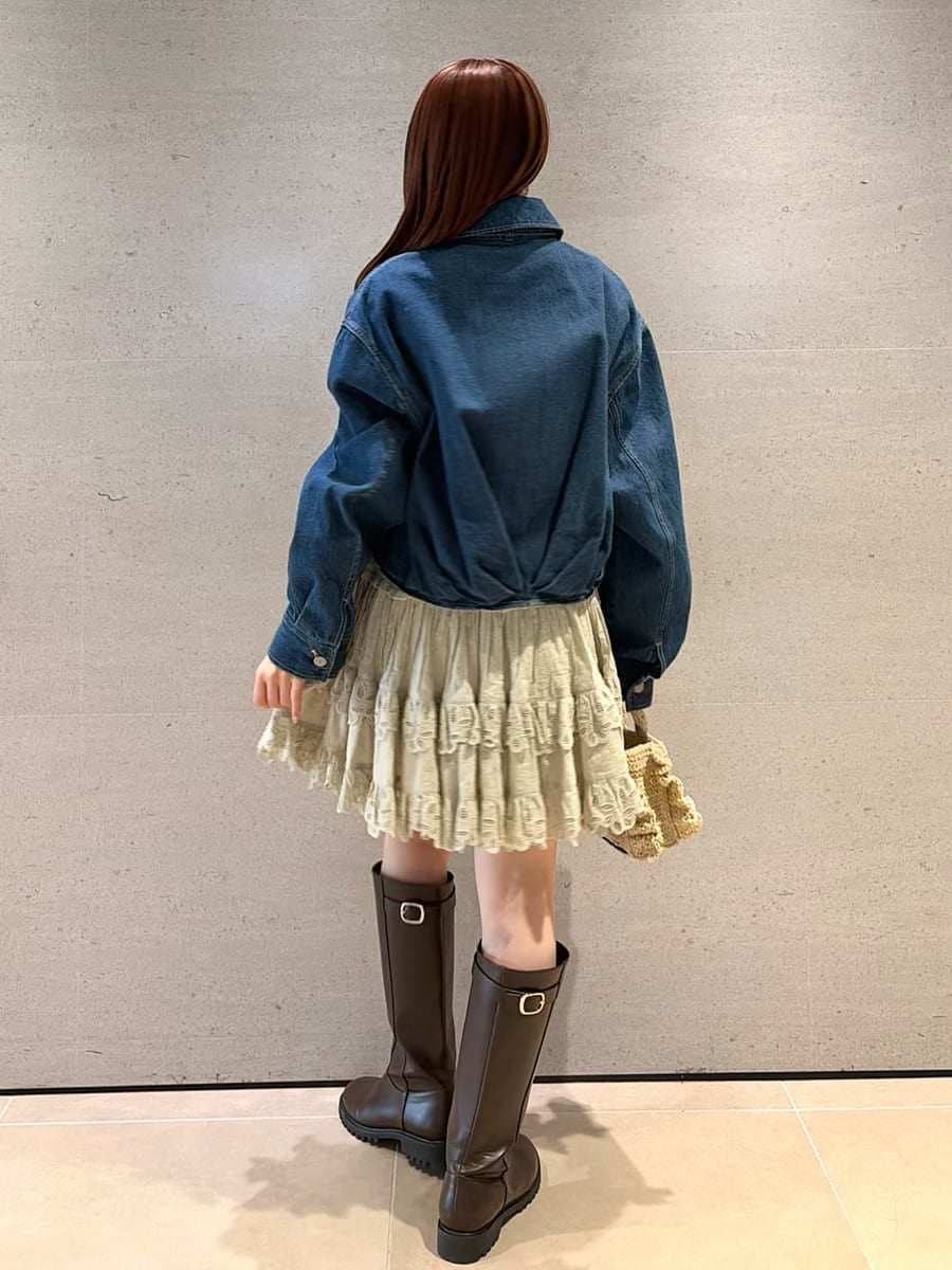 ブルー系のブルゾン、グリーン系のその他パンツ、グリーン系のシャツ/ブラウスを着用したレディースの春コーディネートの3枚目の写真