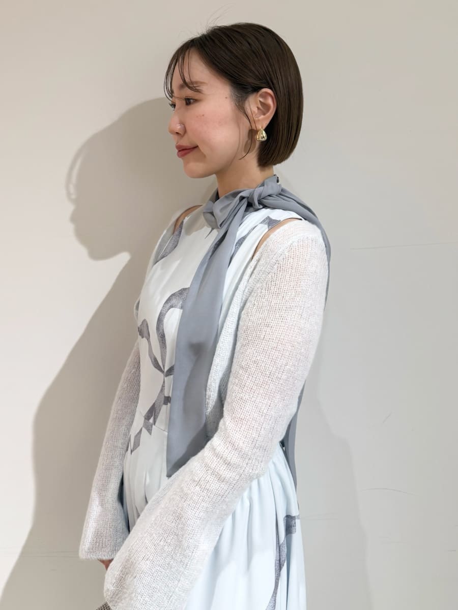 ブルー系のワンピース、ゴールド系のピアス（両耳用）を着用したレディースの冬コーディネートの7枚目の写真