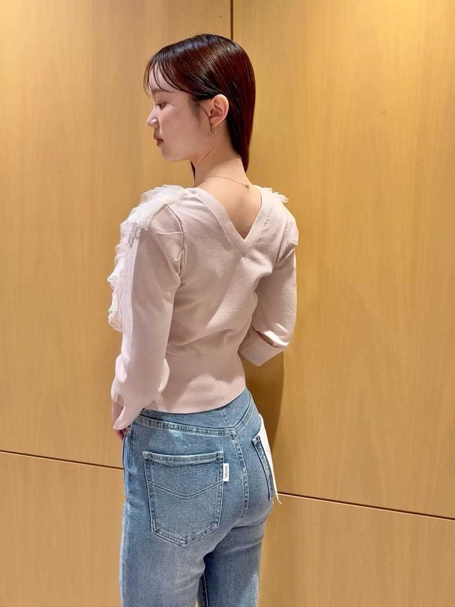 ブルー系のその他パンツ、ベージュ系のピーコート、ピンク系のニット/セーターを着用したレディースの冬コーディネートの6枚目の写真