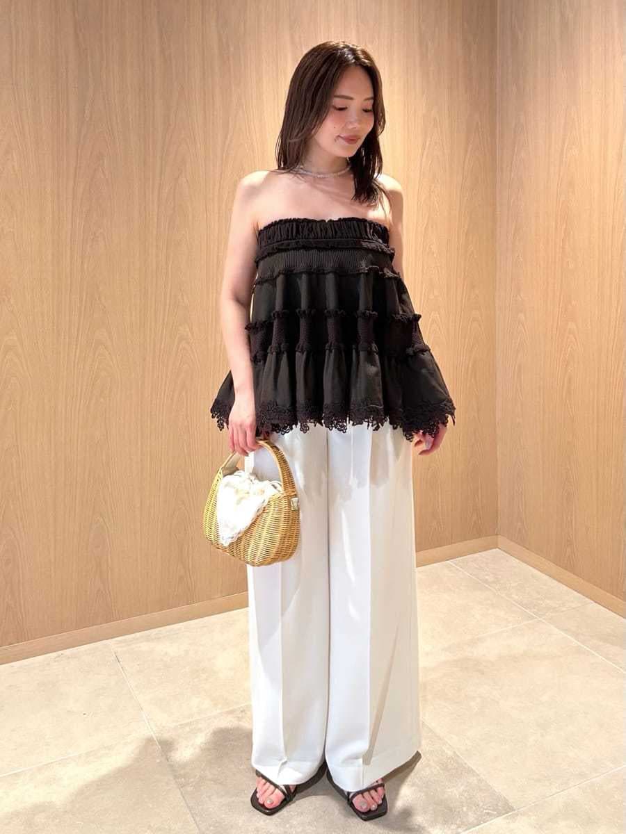 ホワイト系のかごバッグ、ホワイト系のその他パンツ、ブラウン系のニット/セーターを着用したレディースの夏コーディネートの6枚目の写真