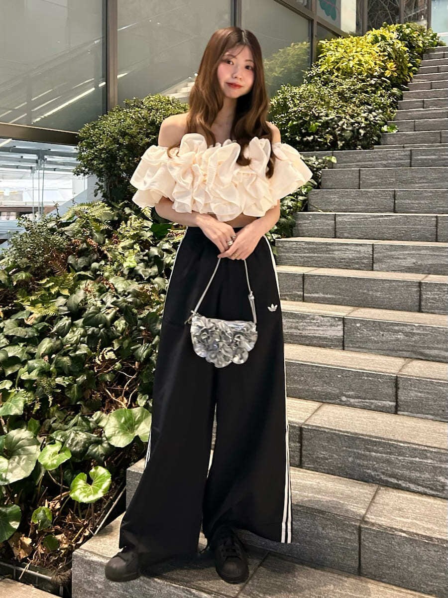 ホワイト系のシャツ/ブラウス、ブラック系のその他パンツ、シルバー系のハンドバッグを着用したレディースの春コーディネートの8枚目の写真