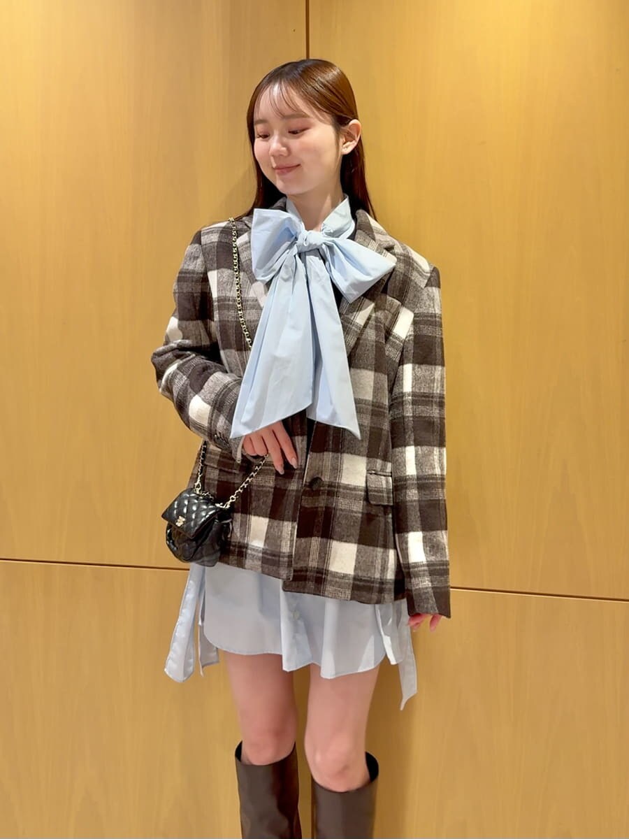 ブラック系のショルダーバッグ、その他のテーラードジャケット、ブルー系のその他トップスを着用したレディースの秋コーディネートの2枚目の写真