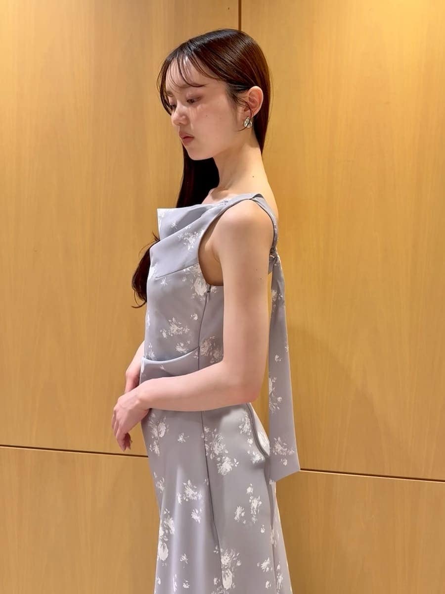 その他のワンピース、ブルー系のカーディガン/ボレロ、ブラック系のパンプスを着用したレディースの春コーディネートの6枚目の写真