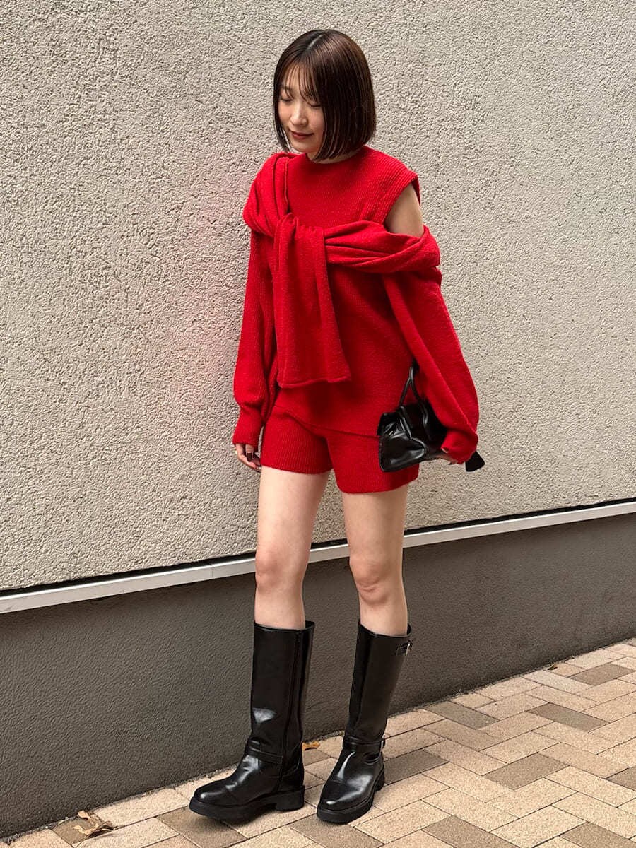 ブラック系のブーツ、レッド系のその他パンツ、レッド系のニット/セーターを着用したレディースの冬コーディネートの2枚目の写真
