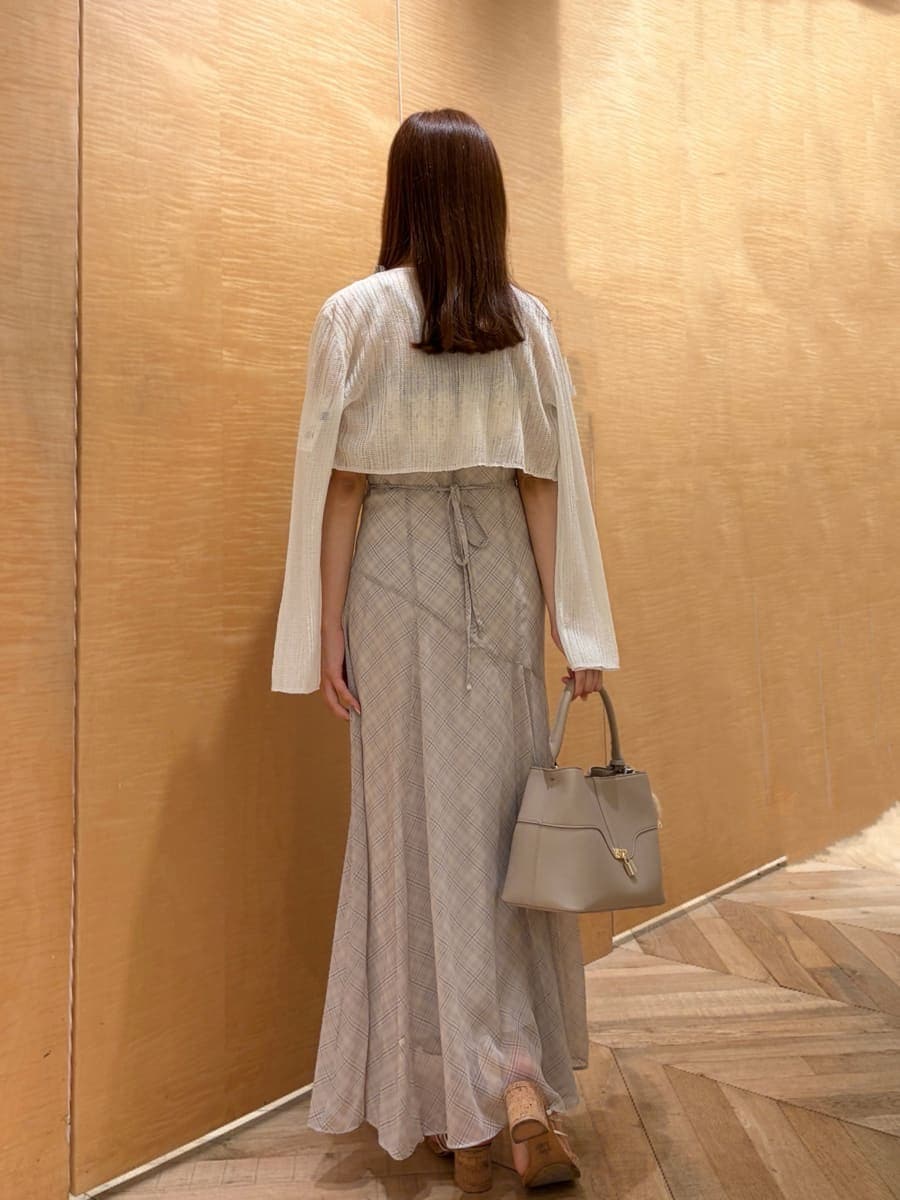 その他のサンダル、ベージュ系のワンピース、ベージュ系のハンドバッグを着用したレディースの夏コーディネートの4枚目の写真