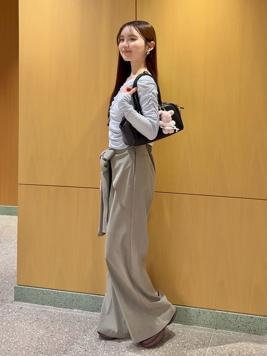 ベージュ系のその他パンツ、ブルー系のTシャツ/カットソー、ブラック系のボストンバッグを着用したレディースの春コーディネートの2枚目の写真