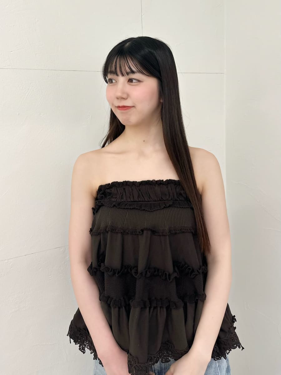 ブラック系のかごバッグ、ブルー系のデニムパンツ、ブラウン系のニット/セーターを着用したレディースの夏コーディネートの3枚目の写真