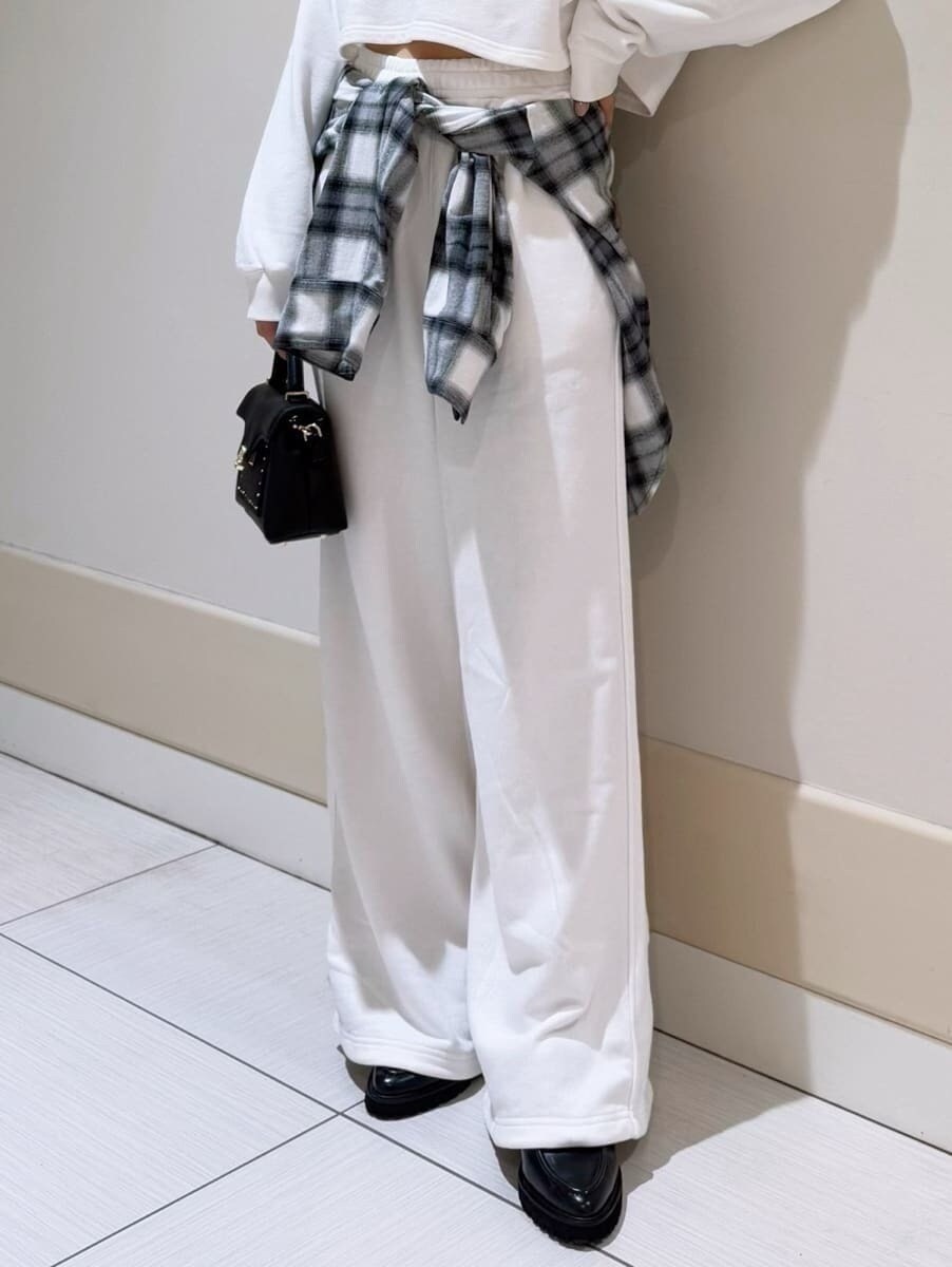 ブラック系のシャツ/ブラウス、ホワイト系のTシャツ/カットソー、ホワイト系のその他パンツを着用したレディースの秋コーディネートの5枚目の写真