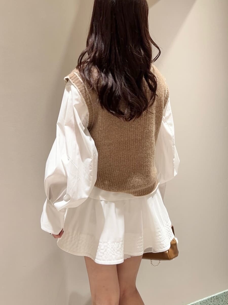 イエロー系のテーラードジャケット、ホワイト系のシャツ/ブラウス、ホワイト系のその他パンツを着用したレディースの秋コーディネートの8枚目の写真