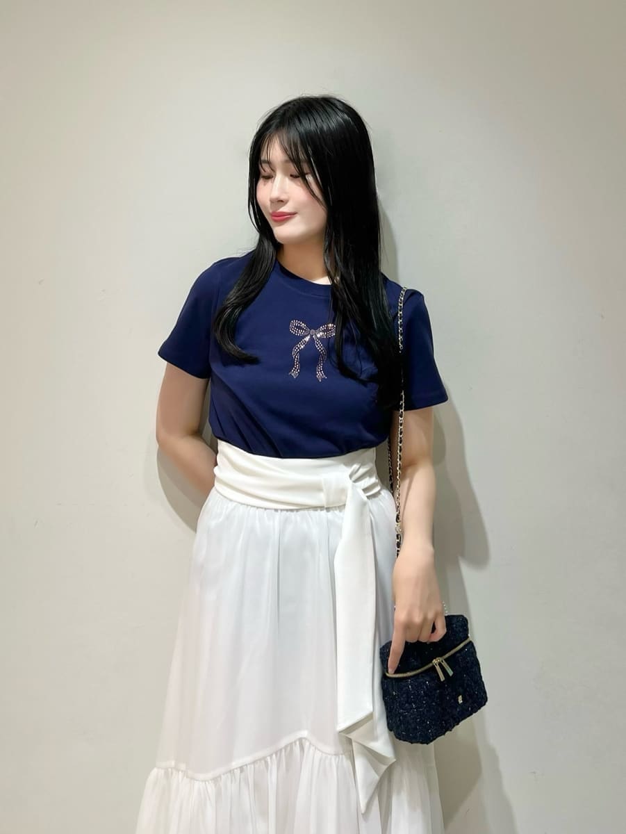 ホワイト系のスカート、ブラック系のサンダル、ブルー系のTシャツ/カットソーを着用したレディースの春コーディネートの3枚目の写真
