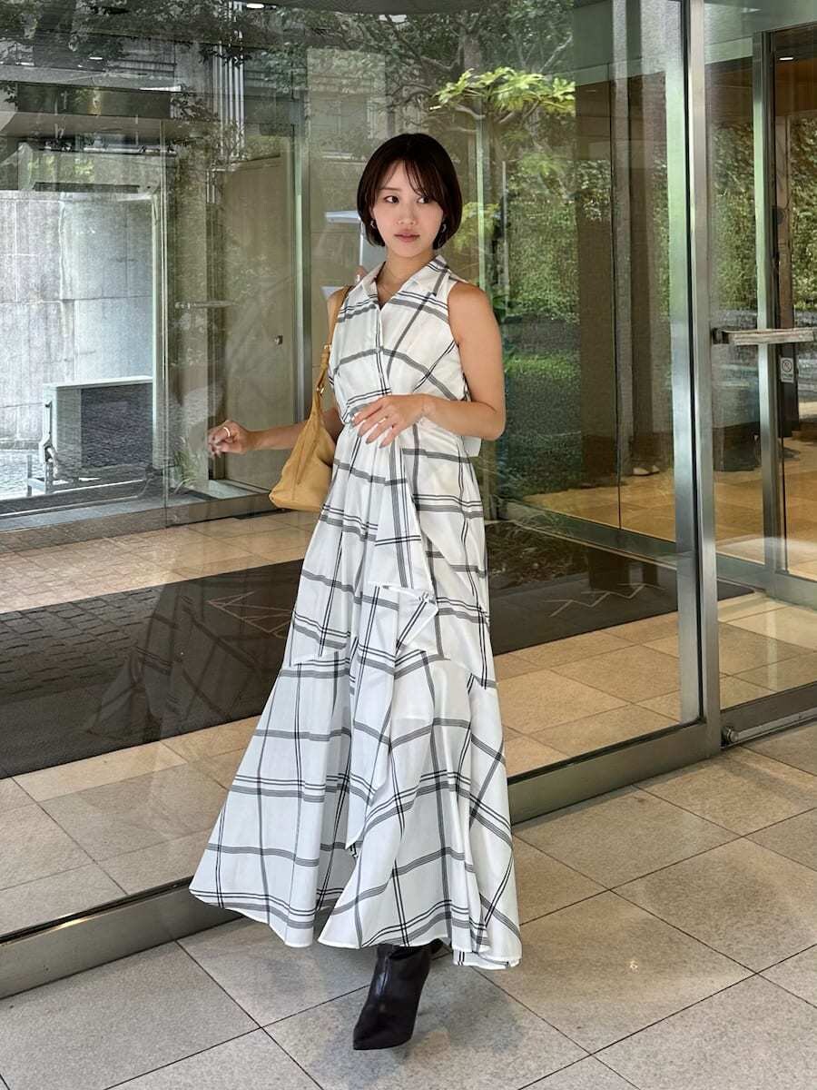 その他のワンピース、ブラウン系のブーツ、イエロー系のショルダーバッグを着用したレディースの夏コーディネートの5枚目の写真